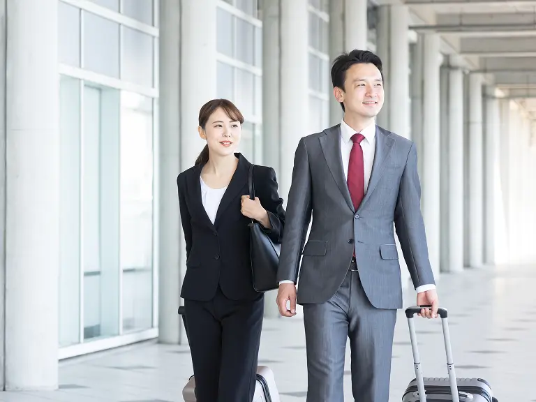 スーツ姿で東京駅を歩くビジネスパーソン